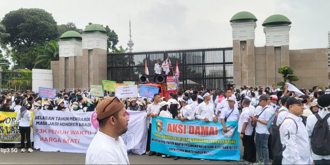 DPR Dikepung Demonstran, Arus Lalu Lintas di Senayan Tersendat